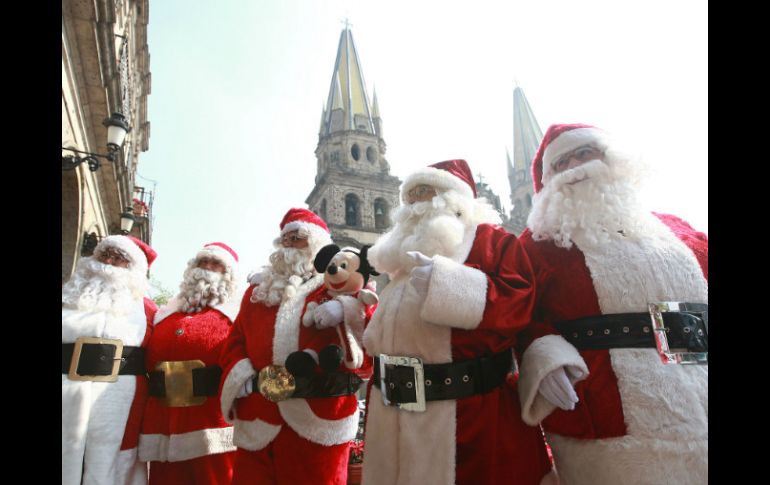 'Santa Claus' sale a la calle a protestar por la falta de espacio en el Centro Histórico de Guadalajara para realizar su trabajo.  /