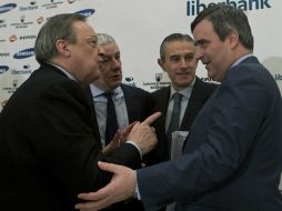 Florentino Pérez, presidente de Real Madrid (i) discute con sus colegas sobre el asunto. AP /