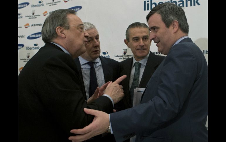 Florentino Pérez, presidente de Real Madrid (i) discute con sus colegas sobre el asunto. AP /