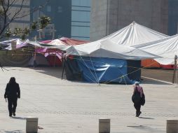 Indican que la mayoría de las casas de campaña instaladas en el Monumento a la Revolución están vacías. SUN /