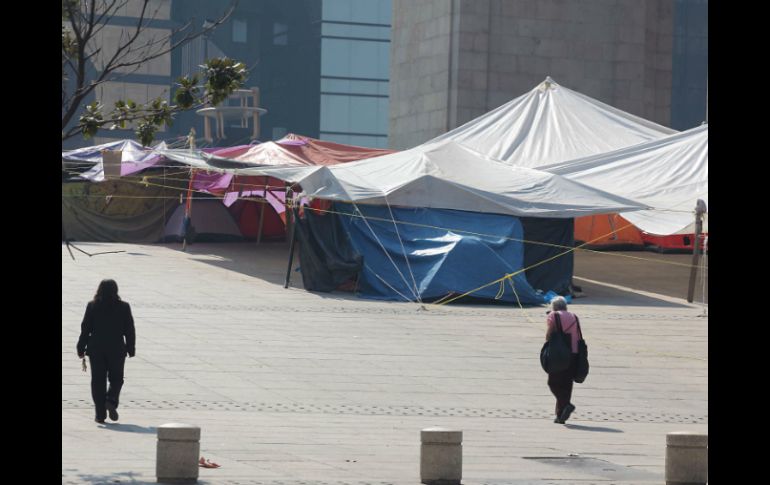 Indican que la mayoría de las casas de campaña instaladas en el Monumento a la Revolución están vacías. SUN /