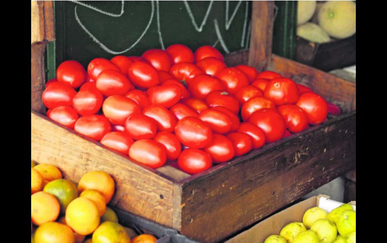 En el mercado. El jitomate de mejor calidad se va a la exportación y aquí se queda el de menor calidad.  /