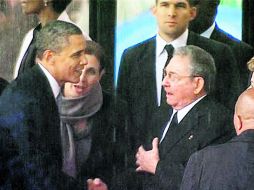 Barack Obama estrechó la mano a Raúl Castro, en el funeral de Nelson Mandela, el 10 de diciembre. ESPECIAL /