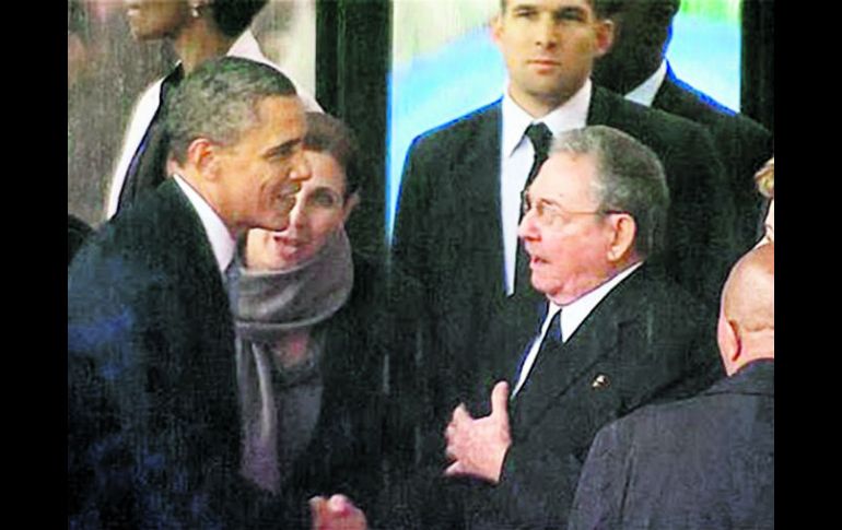 Barack Obama estrechó la mano a Raúl Castro, en el funeral de Nelson Mandela, el 10 de diciembre. ESPECIAL /