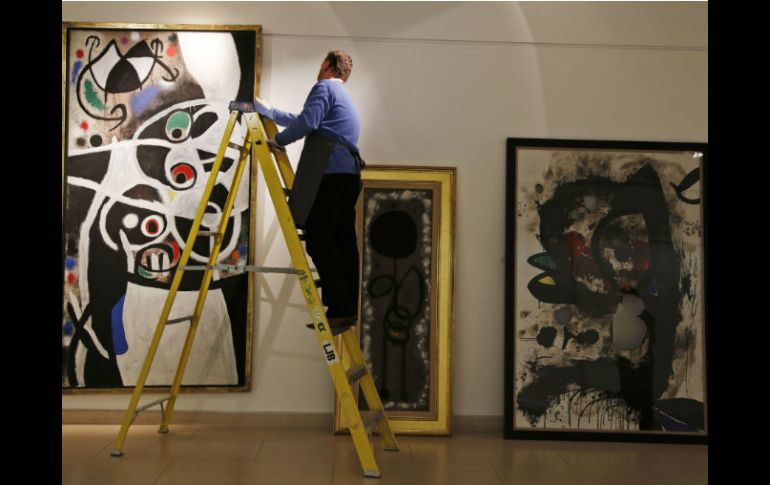 Las obras representan temas como la poesía, los sueños, la mujer y las estrellas. AP /