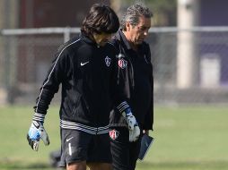 Federico Vilar y Tomás Boy hablaron durante el entrenamiento del Atlas. MEXSPORT /