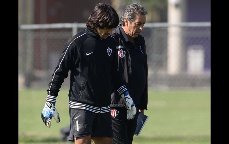 Federico Vilar y Tomás Boy hablaron durante el entrenamiento del Atlas. MEXSPORT /