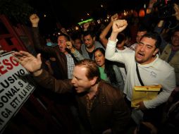 Después de que el presidente de la FEU entrara a la Secretaría a las 19:05, los estudiantes cantaron villancicos contra el alza.  /