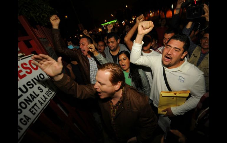 Después de que el presidente de la FEU entrara a la Secretaría a las 19:05, los estudiantes cantaron villancicos contra el alza.  /