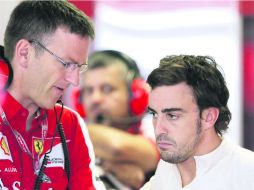 James Allison, director técnico de Ferrari , dialoga con Fernando Alonso durante una de las prácticas de este 2013. AP /