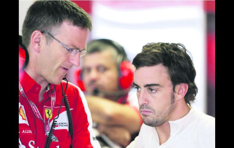 James Allison, director técnico de Ferrari , dialoga con Fernando Alonso durante una de las prácticas de este 2013. AP /