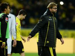 Jurgen Klopp, estratega del Borussia Dortmund se lamenta tras la derrota ante el Hertha Berlín. AFP /