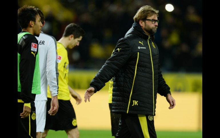 Jurgen Klopp, estratega del Borussia Dortmund se lamenta tras la derrota ante el Hertha Berlín. AFP /