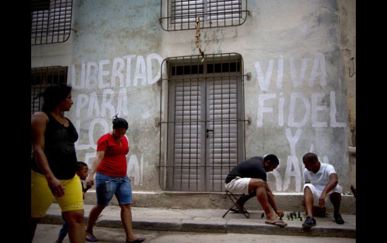 El pasado y el futuro se confunden en un momento histórico: la marcha triunfal de Fidel Castro a La Habana en enero de 1959. AP /