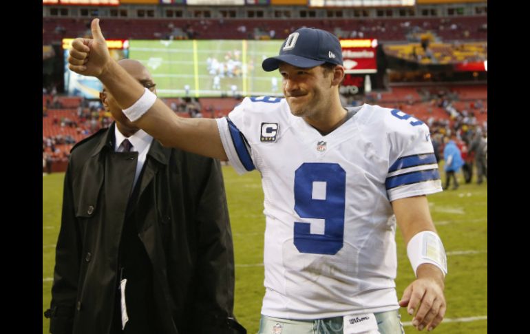 Tony Romo pudo sonreir al ganar un partido en diciembre, que mantiene a Dallas en la pelea por los playoffs. AP /