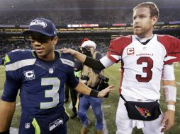 Carson Palmer (D) le ganó la partida a Russell Wilson, en importante victoria para Arizona. AP /