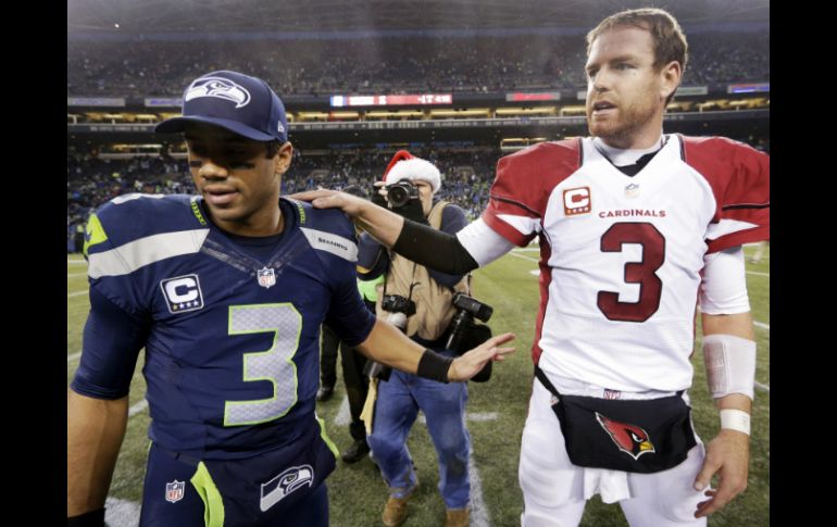 Carson Palmer (D) le ganó la partida a Russell Wilson, en importante victoria para Arizona. AP /