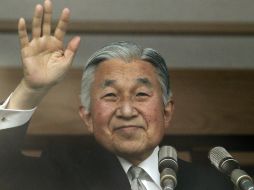 El emperador Akihito saluda a sus simpatizantes desde su balcón en el día de su cumpleaños. AP /