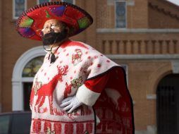 Pancho, representado por Rudy Martínez, viste con sombrero mexicano y sarape. AP /