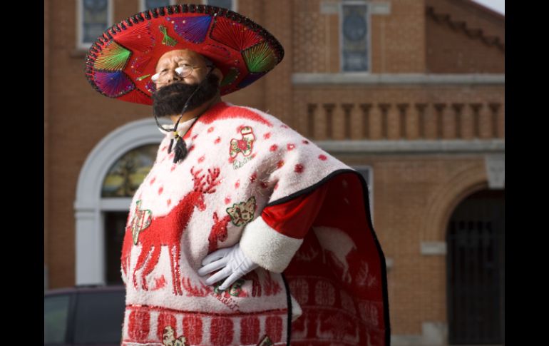 Pancho, representado por Rudy Martínez, viste con sombrero mexicano y sarape. AP /