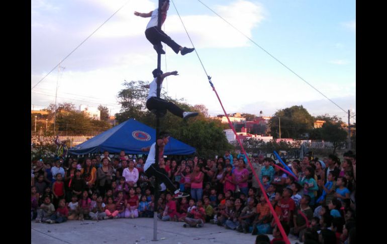 Los niños disfrutaron de shows de mago, malabaristas, trapecistas y música, además de recibir pastel y dulces.  /