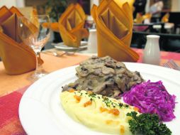 El Hotel Hilton invita a su cena navideña, donde habrá servicio de buffet, con ensaladas, platillos al horno y postres.  /