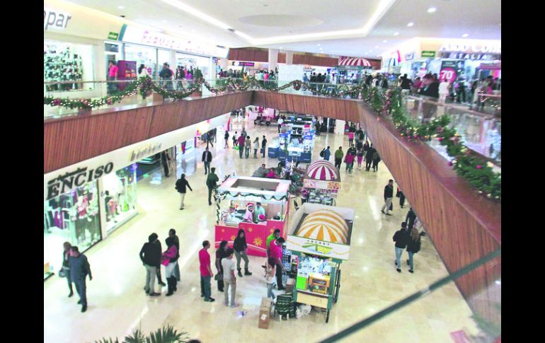 El panorama en Plaza Patria. Se espera que hoy continúen las 'compras de pánico' en la ciudad.  /