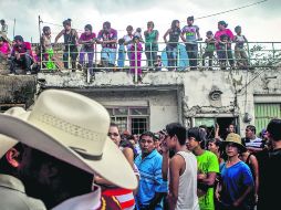 Público. En San Juan de Ocotán, los residentes también atienden las fiestas locales con los tastoanes.  /