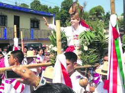 Al gobernador chiapaneco lo criticaron en redes sociales por esta foto en la que es cargado por indígenas en Oxchuc, Ocosingo. ESPECIAL /