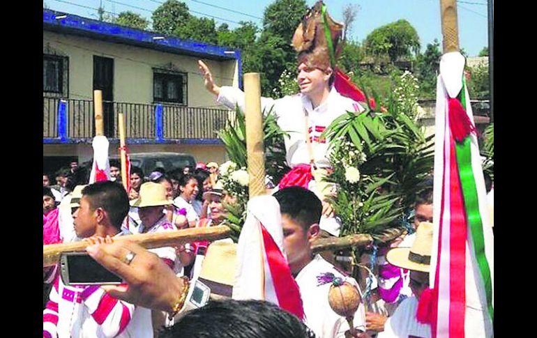 Al gobernador chiapaneco lo criticaron en redes sociales por esta foto en la que es cargado por indígenas en Oxchuc, Ocosingo. ESPECIAL /