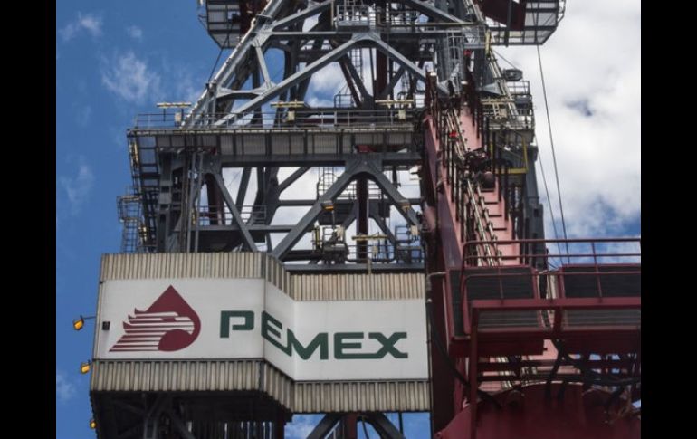 Economistas no ven viable dejar en manos de privados la rectoría tanto de PEMEX como de la CFE. ARCHIVO /