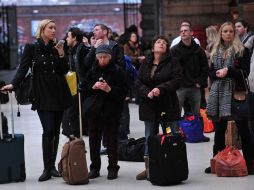 Pasajeros esperan a que se reanuden los vuelos desde el aeropuerto de Londres. AFP /