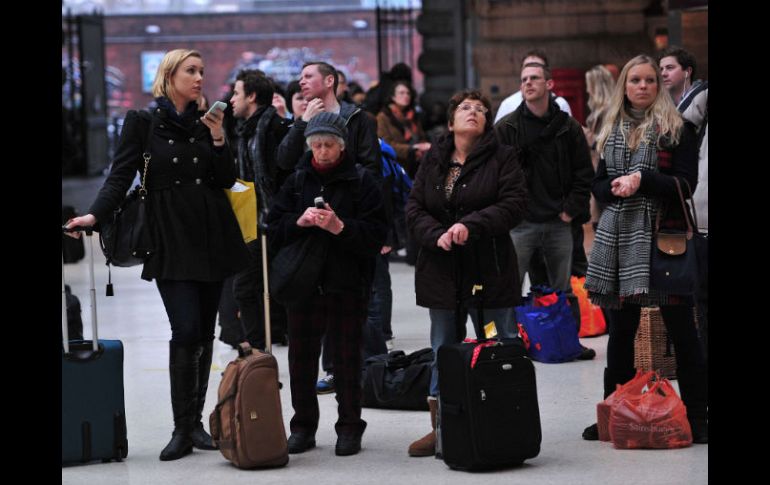 Pasajeros esperan a que se reanuden los vuelos desde el aeropuerto de Londres. AFP /