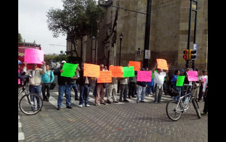 Protestan porque no se les ha depositado lo que les corresponde.  /