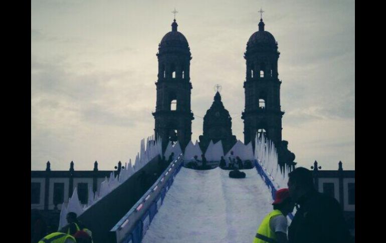 Los niños disfrutaron en grande el tobogán de nieve instalado en Zapopan, a pesar de la lluvia que se hizo presente.  /