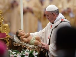 El Papa Francisco sostiene una estatua del niño Jesùs durante la tradicional Misa de Gallo en el Vaticano. EFE /