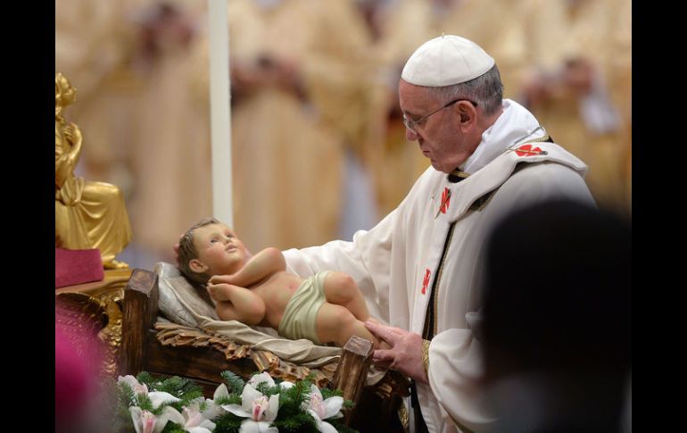 El Papa Francisco sostiene una estatua del niño Jesùs durante la tradicional Misa de Gallo en el Vaticano. EFE /