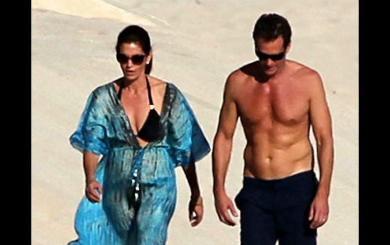 El sitio usmagazine.com publicó una imagen de la estadounidense con Gerber, durante una caminata en Los Cabos. ESPECIAL /