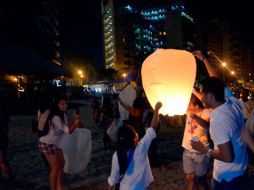 En la bahía de Acapulco, los hoteles y restaurantes obsequiarán a las familias globos de cantoya para recibir el año. ESPECIAL /