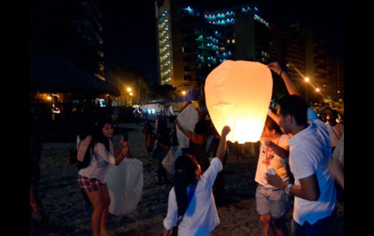 En la bahía de Acapulco, los hoteles y restaurantes obsequiarán a las familias globos de cantoya para recibir el año. ESPECIAL /