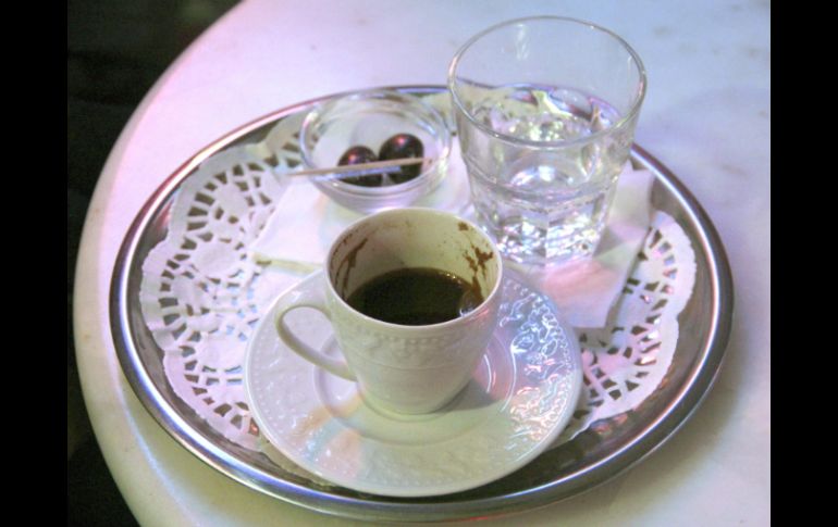 Una bandeja con el juego tradicional del café turco: tacita, vaso de agua y dulces. EFE /