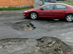 La dirección municipal tiene enlistadas 35 vialidades que necesitan de manera urgente labores de bacheo. ARCHIVO /