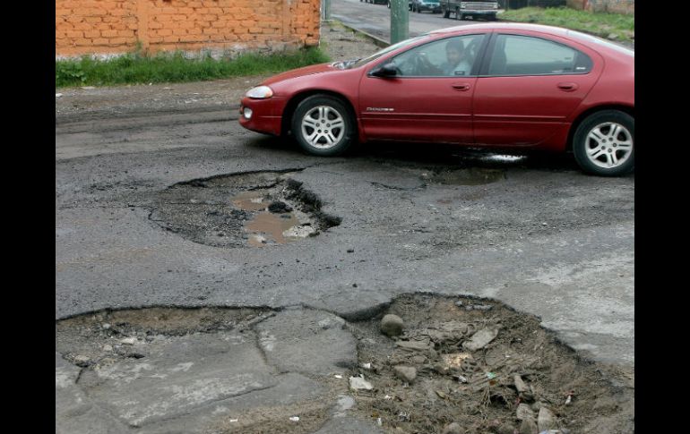 La dirección municipal tiene enlistadas 35 vialidades que necesitan de manera urgente labores de bacheo. ARCHIVO /