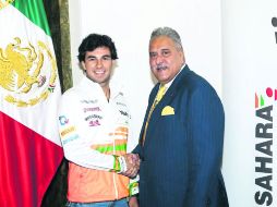 Nueva Era. Sergio Pérez estrecha la mano de Vijay Mallya, team principal de Force India, la nueva casa del tapatío. NTX /