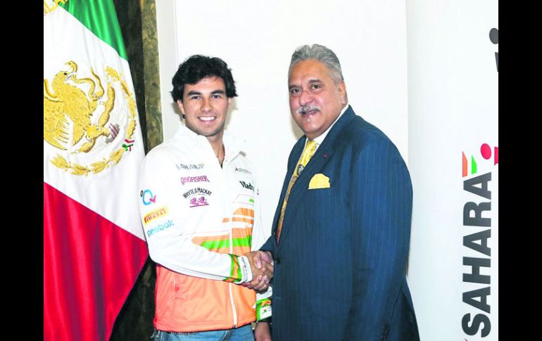 Nueva Era. Sergio Pérez estrecha la mano de Vijay Mallya, team principal de Force India, la nueva casa del tapatío. NTX /