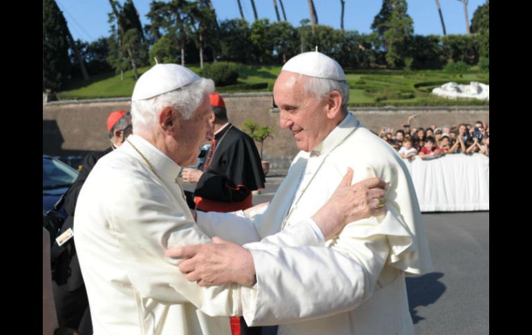 En los últimos meses Francisco visitó en numerosas ocasiones a Benedicto, a quien considera como 'un abuelo en casa'. ARCHIVO /