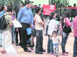 Personas hacen largas filas para realizar su trámite de un crédito para vivienda en las oficinas centrales del Infonavit.  /