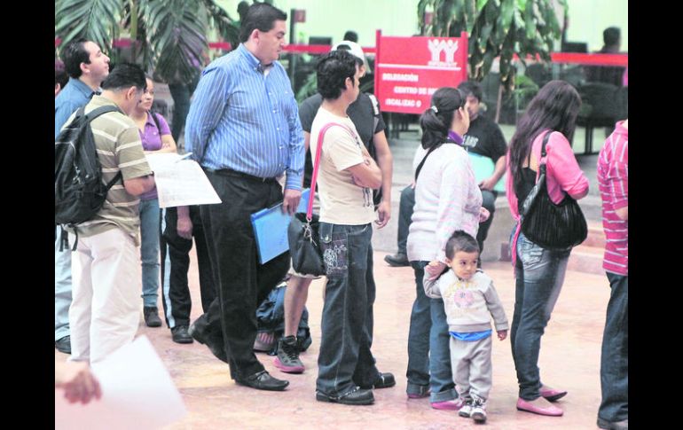 Personas hacen largas filas para realizar su trámite de un crédito para vivienda en las oficinas centrales del Infonavit.  /