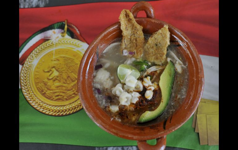 El caldo del pozole que se hace en Jalisco es simple y lleva maíz blanco, porque es uno de los que más se producen en el estado. ARCHIVO /