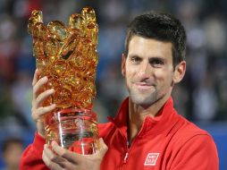 El serbio Novak Djokovic, número dos del mundo, consigue su tercer título consecutivo en el torneo de exhibición de tenis de Abu Dabi. EFE /